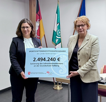 1. Niedersachsens Innenministerin Daniela Behrens (re.) übergibt symbolisch die Zuwendung für die Sanierung des Faßberger Lehrschwimmbeckens in der Grundschule an die Bürgermeisterin Kerstin Speder 1. Niedersachsens Innenministerin Daniela Behrens (re.) übergibt symbolisch die Zuwendung für die Sanierung des Faßberger Lehrschwimmbeckens in der Grundschule an die Bürgermeisterin Kerstin Speder © Gemeinde Faßberg