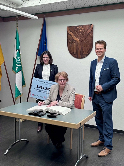 2. Eintrag in das goldene Buch der Gemeinde Faßberg (v.l. Bürgermeisterin Kerstin Speder, Innenministerin Daniela Behrens, Landtagsabgeordneter Jörn Schepelmann). 2. Eintrag in das goldene Buch der Gemeinde Faßberg (v.l. Bürgermeisterin Kerstin Speder, Innenministerin Daniela Behrens, Landtagsabgeordneter Jörn Schepelmann). © Gemeinde Faßberg