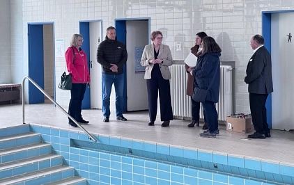 3. Intensiver Austausch beim Besuch in der Lerchenschule (v.l. DLRG-Vorsitzende Heike Seyfarth, Fachdienstleiter Hoch-/Tiefbau Phillip Holtfreter, Innenministerin Daniela Behrens, Bürgermeisterin Kerstin Speder, Schulleiterin Sabine Wiedrich-Nickel, Sprec 3. Intensiver Austausch beim Besuch in der Lerchenschule (v.l. DLRG-Vorsitzende Heike Seyfarth, Fachdienstleiter Hoch-/Tiefbau Phillip Holtfreter, Innenministerin Daniela Behrens, Bürgermeisterin Kerstin Speder, Schulleiterin Sabine Wiedrich-Nickel, Sprecher Seniorenbeirat Dieter Johann). © Gemeinde Faßberg