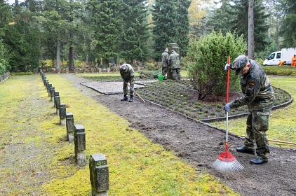 Herrichtung der Ehrenanlage durch das TAusbZLw und Mitarbeiter der Gemeinde Faßberg Herrichtung der Ehrenanlage durch das TAusbZLw und Mitarbeiter der Gemeinde Faßberg © Fliegerhorst Faßberg