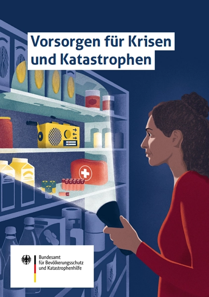 Vorsorgen für Krisen und Katastrophen Das offizielle Bild des BBK für die Krisenvorsorge und Katastrophen. Eine Zeichnung auf der eine Frau im dunkeln mit einer Taschenlampe in ihr Vorratsregal leuchtet. © Gemeinde Faßberg
